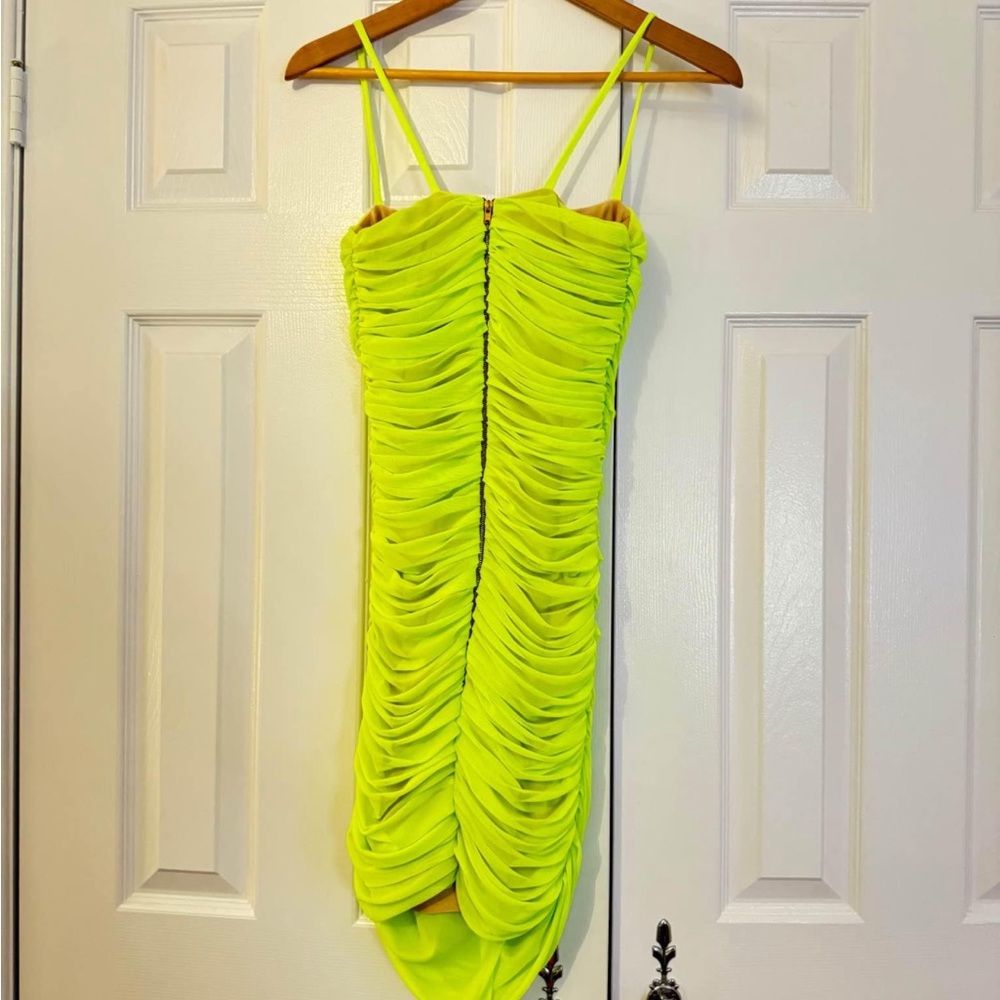 PrettyLittleThing Neon Yellow Ruched Mini Dress - Picture 4 of 4